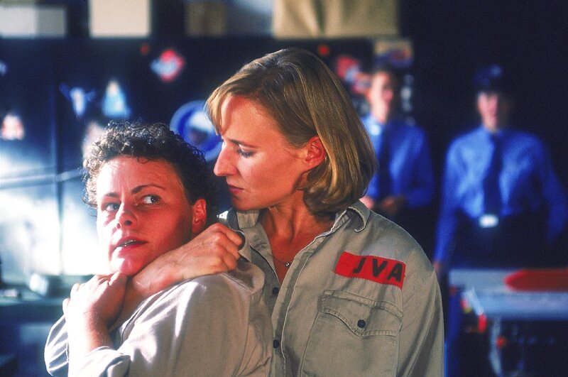 Neuzugang Kerstin nimmt gerade Melanie in den Schwitzkasten, als Baal und Schnoor den Raum betreten … – Bild: MG RTL D