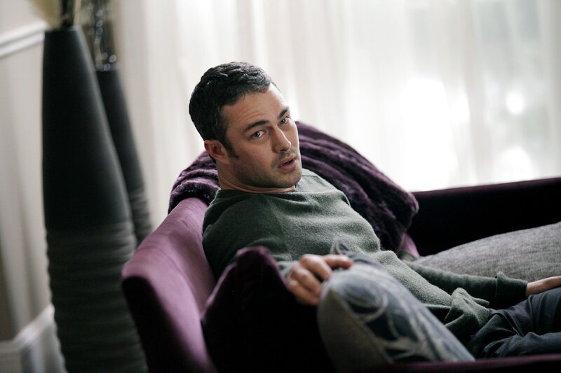 Kelly Severide (Taylor Kinney) soll sich wegen seiner Schulterverletzung operieren lassen, doch das würde einen beruflichen Ausfall von einem Jahr für ihn bedeutet … Wird er sich trotzdem für die OP entscheiden? – Bild: RTL /​ NBCUniversal /​ Auf Bewährung