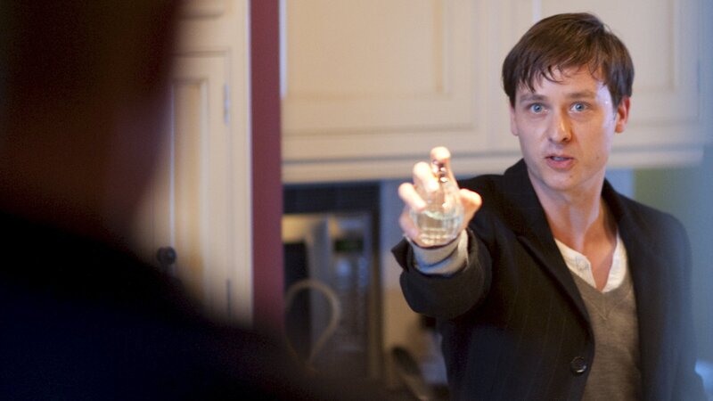 Kit (Tom Schilling) hält den tödlichen Virus in der Hand und bedroht seinen Vater. – Bild: ZDF und Graeme Hunter