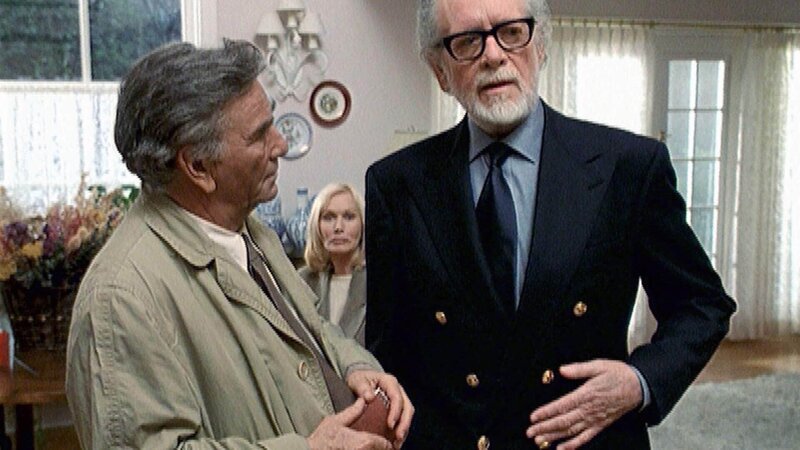 Columbo (Peter Falk, l), Liz Houston (Sally Kellerman), und Bestattungsunternehmer Eric Prince (Patrick McGoohan) – Bild: TVNOW