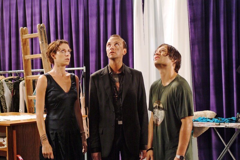 Nach dem Brand: Bruno (Tim Sander, r.) und Nora (Julia Malik, l.) ist es gelungen, Hugo (Hubertus Regout, M.) vor den Flammen zu retten … – Bild: SAT.1 /​ Monika Schürle Eigenproduktionsbild frei