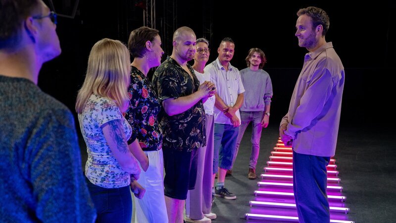 In einem Studioexperiment spricht Presenter Leon Windscheid (r.) mit den Teilnehmenden, um mehr über ihr Leben mit ADHS zu erfahren. – Bild: ZDF und Marius Fuchtmann