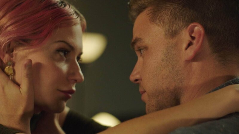 Kaitlin (Paige Elkington) und Justin (Brett Davern) – Bild: TVNOW /​ Gaumont