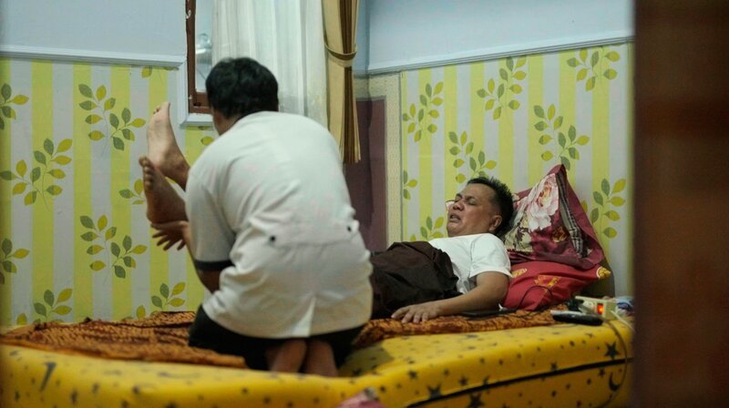 Didit, Indonesien – seit dem Absturz pflegebedürftig. – Bild: WDR/​Nicole Rosenbach