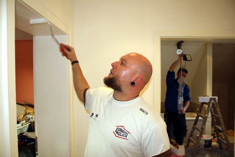 Alleskönner Matti streicht schon die Türrahmen. – Bild: RTL II