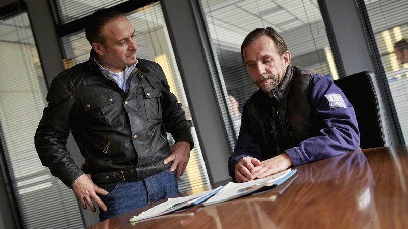 Semir (Erdogan Atalay, l.) nimmt Wurlitzer (Gotthard Lange) dessen Behauptungen nicht ab. – Bild: MG RTL D /​ Guido Engels