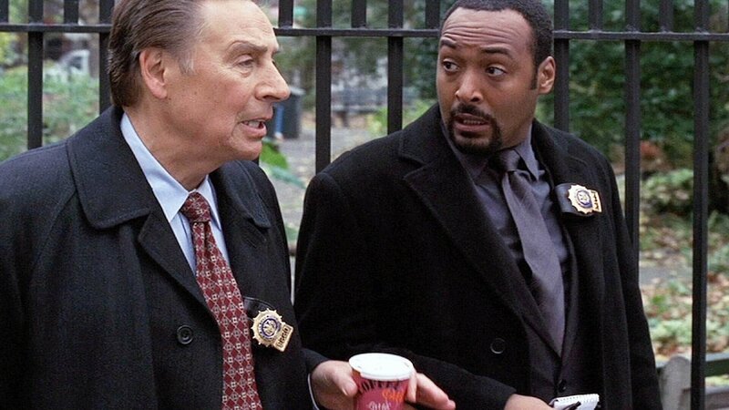 Die Detectives Briscoe (Jerry Orbach, l.) und Green (Jesse L. Martin) werden gerufen : Die Leiche eines Obdachlosen wurde im Park aufgefunden. Der Mann ist seit einer Woche tot, doch warum wurde er erst jetzt entdeckt? – Bild: RTL Deutschland