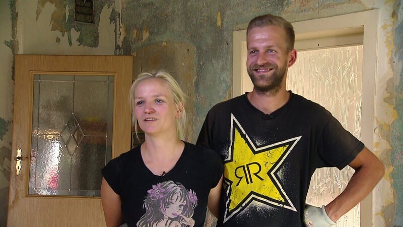 Für 90.000 Euro erwerben Conny und Philip einen alten Hof mit 120qm Wohnfläche und mehreren teils baufälligen Nebengebäuden. – Bild: RTLZWEI