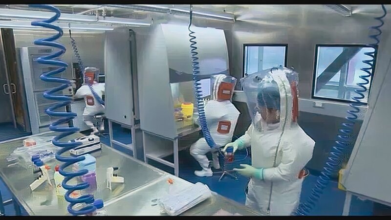 In Laboren, in denen mit Viren gearbeitet wird, besteht das Risko, dass sich Mitarbeiter infizieren und das Virus unbeabsichtigt verbreiten. – Bild: ZDF und Everprod