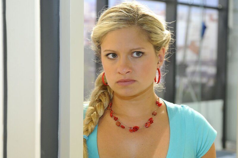 Ein Streit zwischen Enrique und Roland Decker, den sie zufällig mitbekommt, zieht Mia (Josephine Schmidt) den Boden unter den Füssen weg … – Bild: SAT.1 /​ Oliver Ziebe