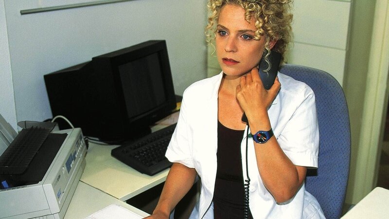 Vom Konsulat erfährt die Sprechstundenhilfe Marie Luise Flanitzer (Christiane Brammer), dass ihr Sohn Siggi und dessen Vater Andreas bei einem Busunglück ums Leben gekommen sind. – Bild: MG RTL /​ Elke Werner