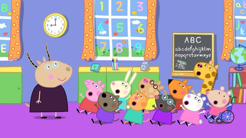 Madame Gazelle (li.) führt die Kinder in die Welt der Gedichte ein und erklärt, dass sogar Geräusche Gedichte sein können. – Bild: Astley Baker Davies Ltd and Entertainment One UK Ltd. HASBRO TM &