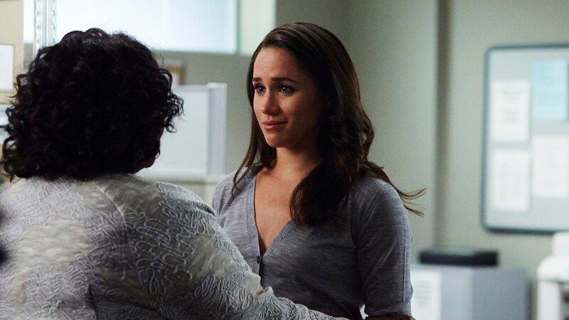 Rachel (Meghan Markle) durchlebt eine schwierige Zeit und nimmt dankbar tröstende Worte an, die ihr Mut für ihre Zukunft geben. – Bild: ZDF und USA Network