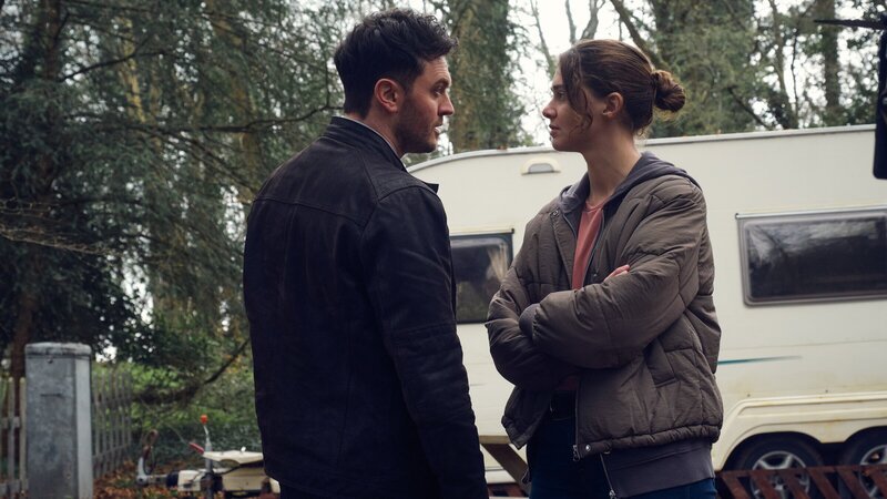 DS Nash (Kerr Logan) ist sauer auf Ingrid (Emma Appleton), weil sie eigenmächtig ermittelt. – Bild: ZDF und Joss Barratt