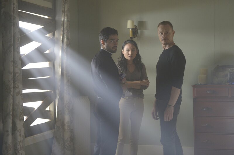 Während Pater Tomas (Alfonso Herrera, l.) und Marcus (Ben Daniels, r.) mit Andy alle Hände voll zu tun haben, muss sich Rose (Li Jun Li, M.) um Lorraines Leiche und um das Wohl der Kinder kümmern … – Bild: 2017 Twentieth Century Fox Film Corporation. All rights reserved. Lizenzbild frei