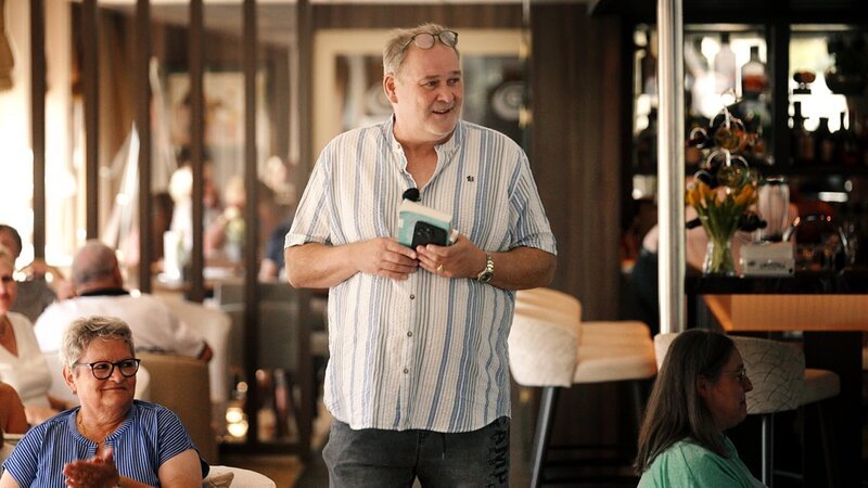 Waldi liest aus seinem Buch bei einer Donaufahrt vor. – Bild: ZDF und Warner Bros. Deutschland