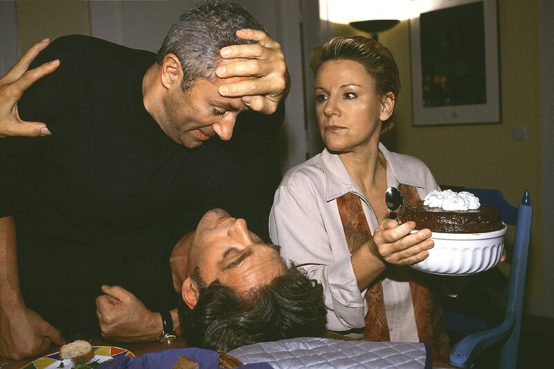 Zwischen Tewes (Robert Giggenbach, oben) und Schmidt (Walter Sittler) kommt es zum Kampf. Derweil versucht Nikola (Mariele Millowitsch) völlig entspannt zu bleiben. – Bild: RTL /​ Guido Engels