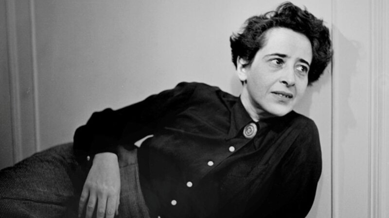 Hannah Arendt lässt sich von Mehrheitsmeinungen nicht einschüchtern. Mit ihren scharfsinnigen Analysen eckt sie immer wieder an und spricht aus, worüber andere schweigen. – Bild: ZDF und Fred Stein Archive Hannah Arendt lässt sich von Mehrheitsmeinungen nicht einschüchtern. Mit ihren scharfsinnigen Analysen eckt sie immer wieder an und spricht aus, worüber andere schweigen. – Bild: ZDF und Fred Stein Archive