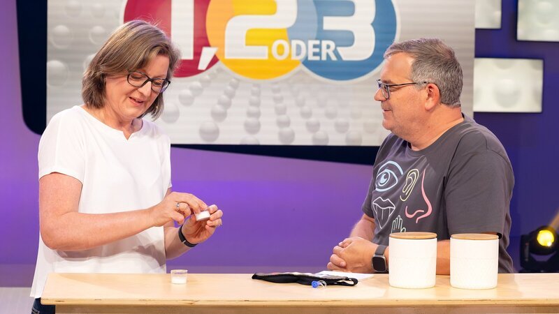 Prof. Dr. Jessica Freiherr (l.) ist Neurowissenschaftlerin und erklärt Elton (r.) wie unser Geruchsinn funktioniert und warum er so wichtig ist. – Bild: ZDF und Ralf Wilschewski