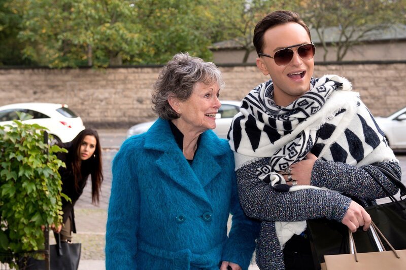 Carola (Christa Sohnius), Frederik (Julian F. M. Stoeckel) und Sarah (Cherin West, h.) – Bild: Christoph Assmann/​Berlin