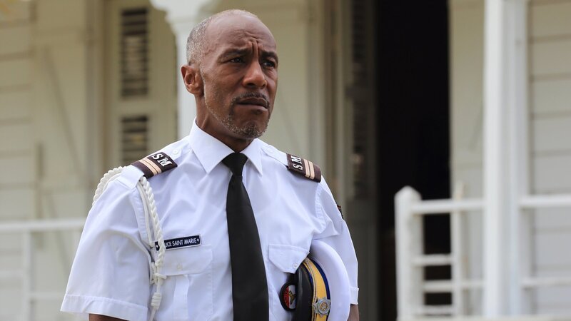 Dwayne Myers (Danny John-Jules) auf dem Weg zur Beerdigung seines Freundes. Ein schwerer Gang für ihn. – Bild: ZDF