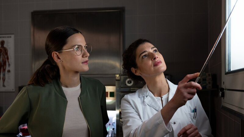 Rechtsmedizinerin Dr. Dimos (Anastasia Papadopoulou, r.) hat überraschende Neuigkeiten, die sie Hauptkommissarin Beck (Michaela Weingartner, l.) anhand eines Röntgenbildes erläutert. – Bild: ZDF und Linda Gschwentner