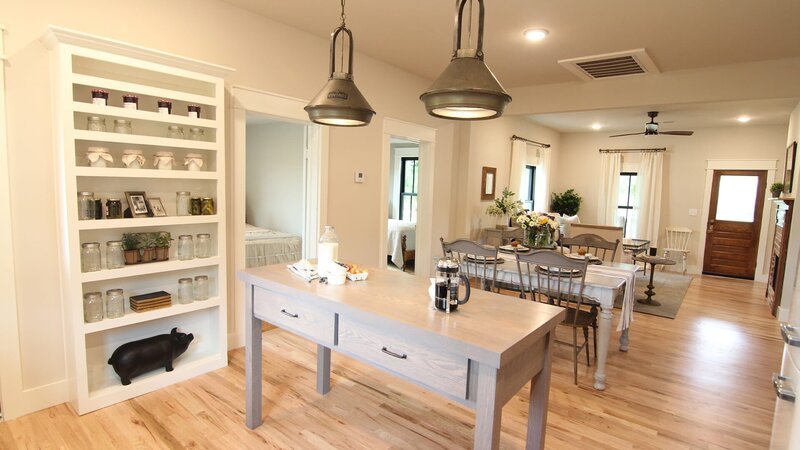 Ein jahrhundertaltes Landhaus liegt bereits seit über 100 Jahren im Familienbesitz. Das große Erbe soll nun renoviert werden, damit Lisa und Todd hier auf lange Sicht mit ihren Kindern leben können. Jenny und Dave bauen eine neue Küche mit moderner Beton-Spüle ein und Jenny überlegt sich ein paar Details, um die 100-jährige Geschichte der Familie im Haus aufzugreifen. – Bild: HGTV