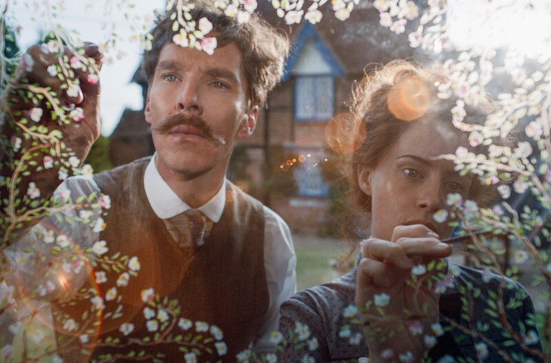 Louis Wain (Benedict Cumberbatch) verliebt sich in Emily (Claire Foy), die Gouvernante seiner jüngeren Schwestern, und heiratet sie. – Bild: Studiocanal