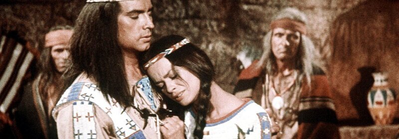Old Shatterhand und seine Gefährten sollen am Materpfahl sterben. Die schöne Nscho-Tschi (Marie Versini, r.) kämpft um das Leben des Mannes und spricht mit ihrem Bruder Winnetou (Pierre Brice, l.) … – Bild: ProSieben Media AG