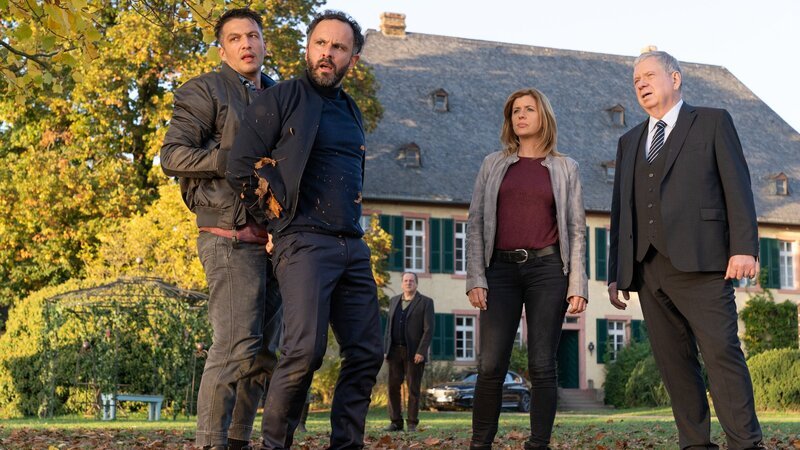 Kommissar Max Fischer (Max Hemmersdorfer, l.) hat den Verdächtigen Antonio Marino (Sami Loris, 2. v.l.) auf der Flucht gefasst. Burkhard Heller (Thomas Ku?gel), Kerstin Klar (Fiona Coors, 2.v.r.) und Bernd Reuther (Rainer Hunold, r.) beobachten das Geschehen. – Bild: ZDF und Andrea Enderlein