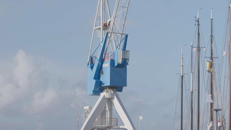 17 Meter über dem Wasser schwebt ein Hotel im alten Hafenkran „Dromen Aan Zee“. – Bild: RTL /​ Windfall Films