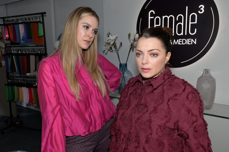 Jessica (Nina Ensmann, l.) merkt, dass Emily (Anne Menden) kein großes Vertrauen zu Tobias hat. – Bild: RTL /​ Rolf Baumgartner