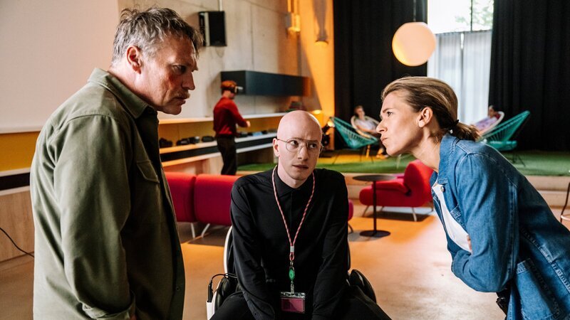 Die Kommissare Vanessa Haas (Kerstin Landsmann, r.) und Matti Wagner (Pierre Besson, l.) konfrontieren Theo Sommerfeld (Markus J. Bachmann, M.), den Geschäftspartner der Ermordeten. (Komparsen im Bild) – Bild: ZDF und Martin Rottenkolber