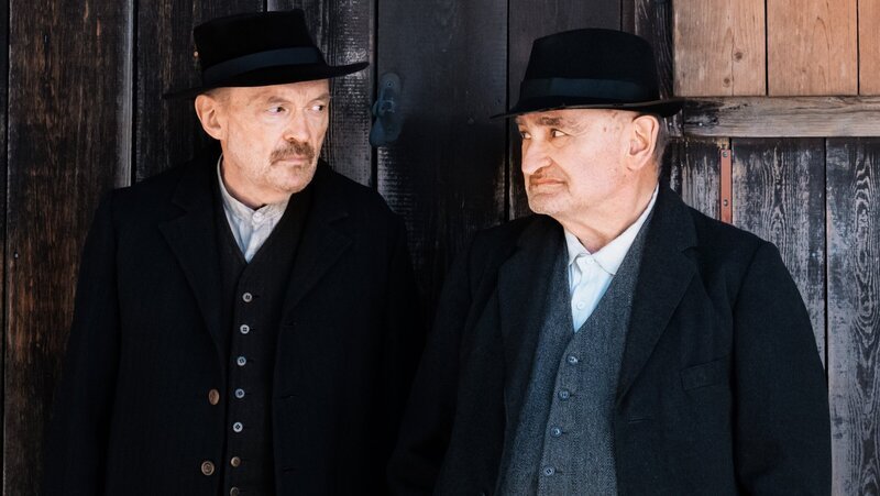 Schuster Julius Kraus (Josef Hader, l.) und Silvan Heingeiger (Sigi Zimmerschied, r.) – Bild: ZDF und Mathias Bothor