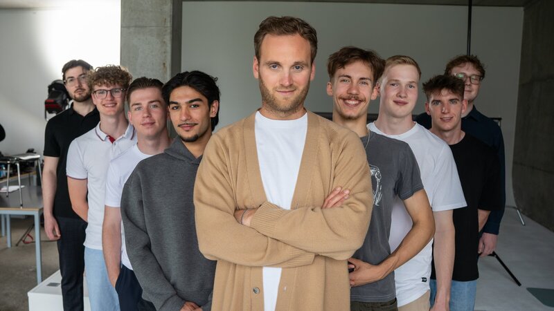 Machen sich Männer zu viel Leistungsdruck beim Sex? Und wie wird unsere Vorstellung davon durch Gesellschaft und Popkultur geprägt. Leon Windscheid fragt eine Gruppe junger Männer. – Bild: ZDF und Marius Fuchtmann