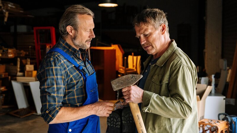 Matti Wagner (Pierre Besson, r.) ermittelt undercover in einer Entrümpelungsfirma, wo er versucht, von Vorarbeiter Carlo Kühn (Hanno Friedrich, l.) Informationen zu dessen ermordetem Kollegen zu bekommen. – Bild: ZDF und Martin Rottenkolber