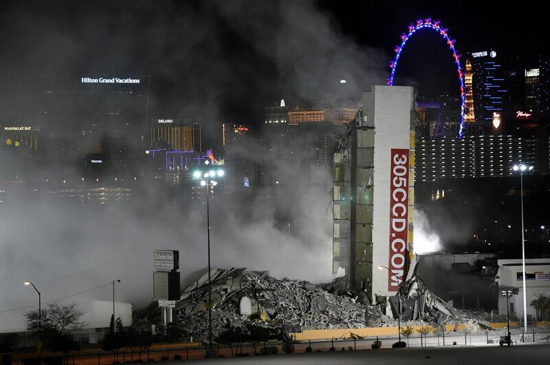 A portion of the Clarion Hotel and Casino is left standing after the property was imploded in Las Vegas, Nevada. – Bild: Getty Images