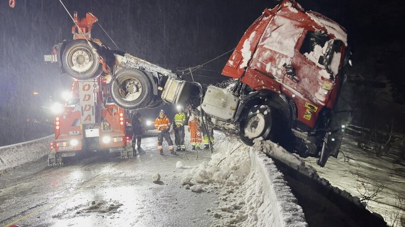 Die Retter arbeiten zusammen, um den beschädigten Lkw über die Leitplanke zu ziehen. – Bild: NGC NETWORK INTERNATIONAL, LLC