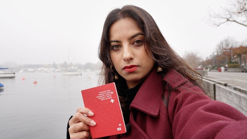 rec. Mein Schweizer Pass – Mehr als nur ein Stück Papier. Reporterin Sofika Yogarasa mit ihrem Schweizer Pass. – Bild: SRF