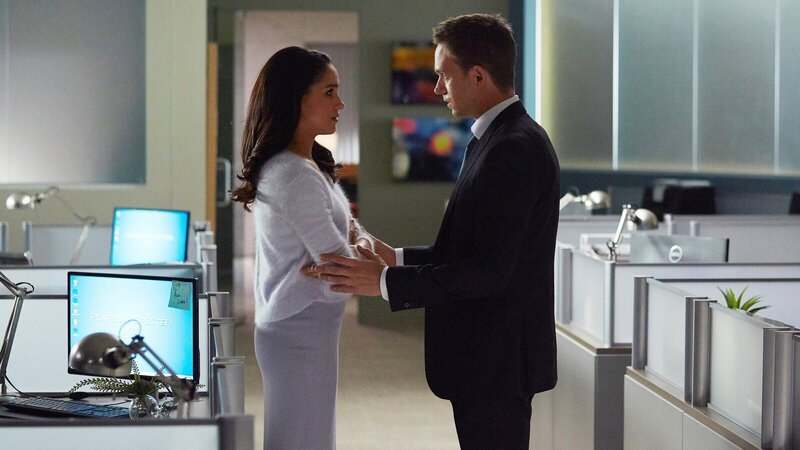 Mike (Patrick J. Adams) kehrt als Anwalt zu Pearson Specter zurück, was seine Beziehung zu Rachel (Meghan Markle) beeinflusst. – Bild: ZDF und USA Network