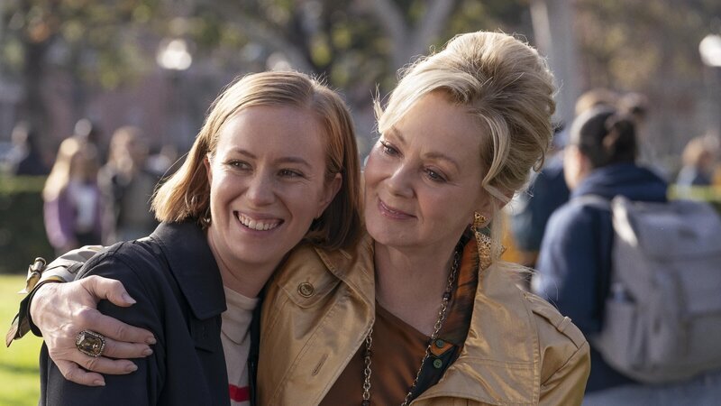 Deborah (Jean Smart, r.) und Ava (Hannah Einbinder, l.) sind glücklich. Deborahs Lebenstraum einer eigenen Late-Night-Show ist zum Greifen nah. Doch dann ergeben sich Komplikationen. – Bild: ZDF und HBO Max