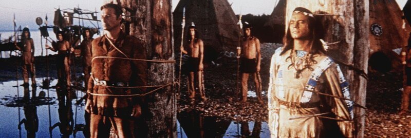 Winnetou (Pierre Brice, r.) und Old Shatterhand (Lex Barker, l.) geraten in einen Hinterhalt und sollen am Marterpfahl sterben&nbsp;… – Bild: ProSieben Media AG