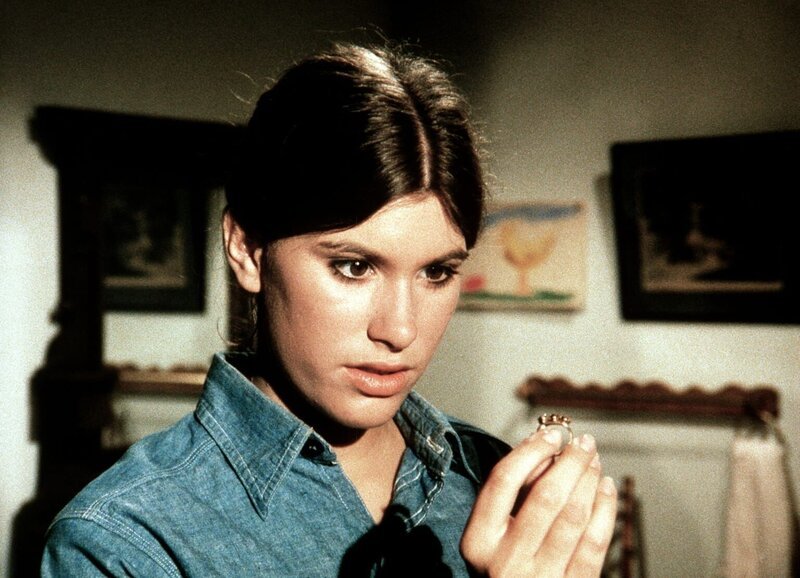 Für den Collegeball hat Mary Ellen (Judy Taylor) bei einem Trödler eine hübsche Handtasche gekauft, in der sie einen Ring entdeckt … – Bild: Sat.1 Gold