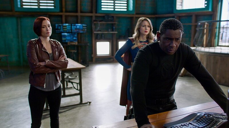 (im Uhrzeigersinn) Alex Danvers (Chyler Leigh); Kara alias Supergirl (Melissa Benoist); Hank Henshaw (David Harewood) – Bild: The CW Network, LLC.
