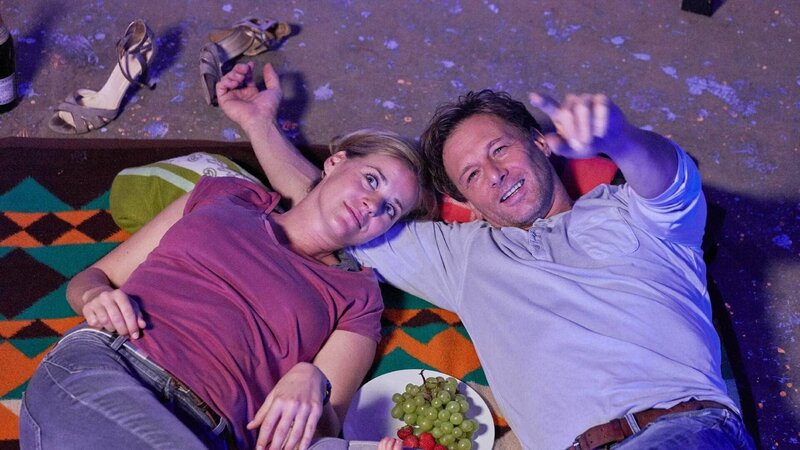 Karin (Jessica Ginkel) und Stefan (Hendrik Duryn) genießen ihr neugewonnenes Glück in vollen Zügen und planen ihre Zukunft. – Bild: RTL /​ Frank Dicks