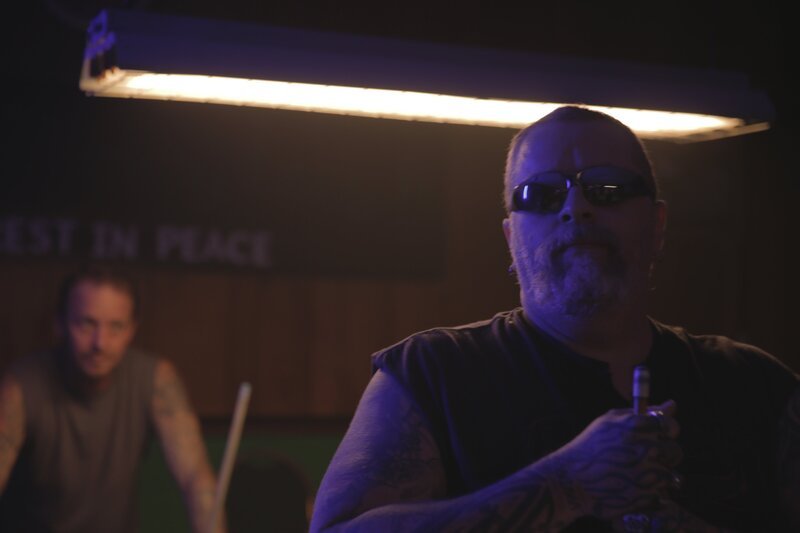 Bandenkrieg, Revierkampf oder ein ganz persönliches Motiv? Warum mussten Paul Klein und Stephen Fairfax bei einer Schießerei in der berüchtigten Biker Bar „Jim & I’s“ sterben? – Bild: Jupiter Entertainment