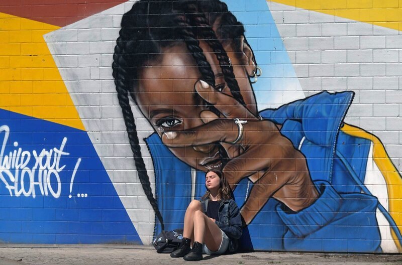 Anfang der 90er Jahre gelang es MC Solaar als erstem Künstler, französischen Rap massentauglich zu machen: Das Genre wurde nun auch im Radio und im Fernsehen gespielt. – Bild: Elephant Doc