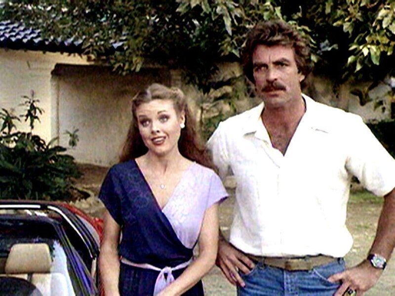 Laura (Rebecca Holden) engagiert Magnum (Tom Selleck), um ihren verschollenen Freund zu finden. – Bild: Super RTL