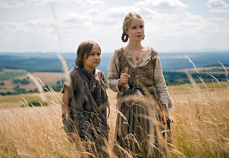 Brüderchen (Hans-Laurin Beyerling) und Schwesterchen (Odine Johne) fliehen vor der bösen Stiefmutter. – Bild: MDR/​Antje Dittmann