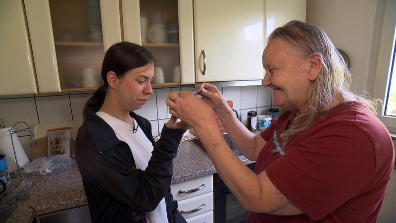 Für Petra (64) endet eine prägende Zeit. Michelle ist nun endlich volljährig und somit verliert ihre Oma die Vormundschaft für sie. Petra hält für ihre Enkelin aber noch eine große Überraschung bereit – ein emotionales Geschenk, das sie schon seit langer Zeit aufbewahrt. – Bild: RTLZWEI